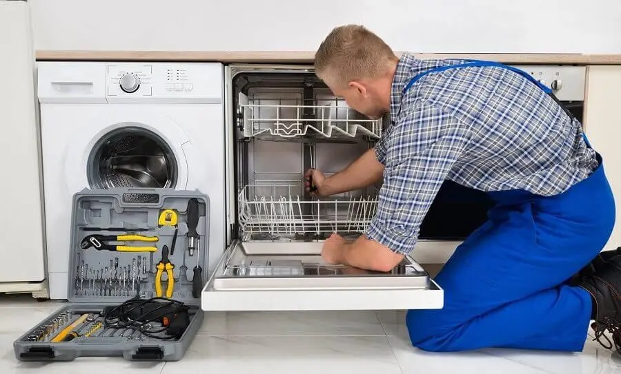 Elmadağ Electrolux servisi teknisyen ekibi beyaz eşya tamiri yaparken